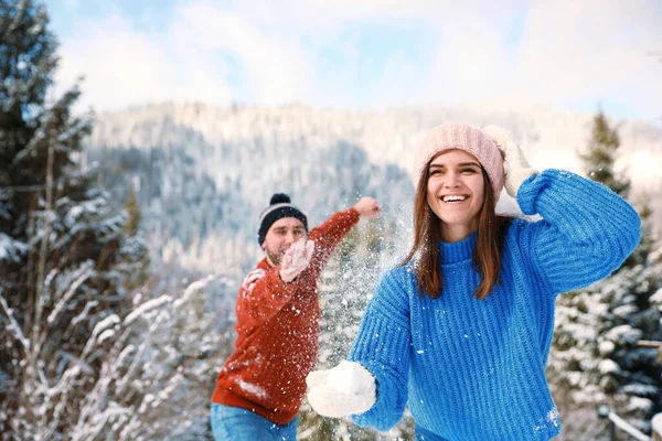 Szczęśliwa Para Grająca Zewnątrz Kulki Śniegu Zimowe Wakacje — Zdjęcie stockowe