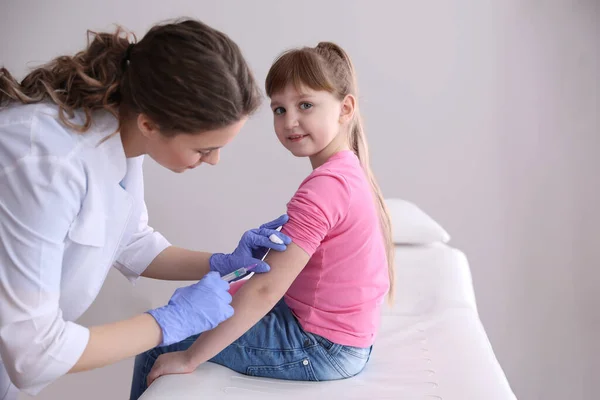 Niña Que Recibe Vacuna Contra Varicela Clínica Prevención Del Virus — Foto de Stock