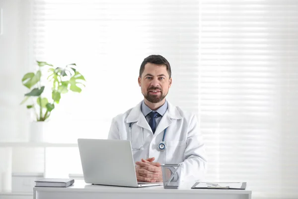 Retrato Médico Masculino Casaco Branco Local Trabalho — Fotografia de Stock