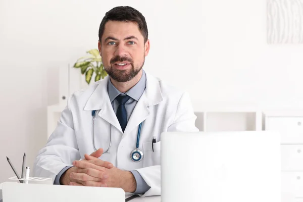 職場での白衣の男性医師の肖像 — ストック写真