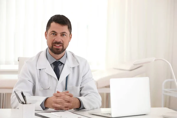 Retrato Médico Masculino Casaco Branco Local Trabalho — Fotografia de Stock