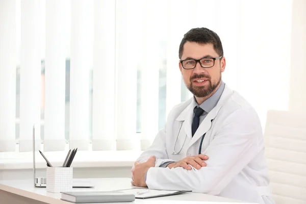 Retrato Médico Masculino Casaco Branco Local Trabalho — Fotografia de Stock