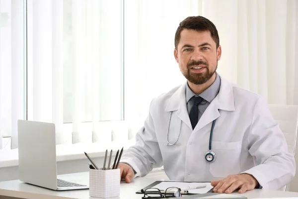 Ritratto Medico Maschio Camice Bianco Sul Posto Lavoro — Foto Stock