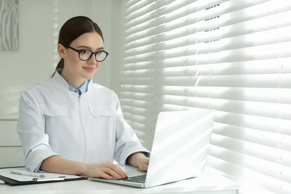 Genç Bayan Doktor Ofiste Dizüstü Bilgisayarla Çalışıyor — Stok fotoğraf