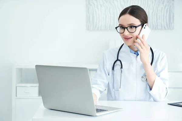 Ung Kvinnlig Läkare Talar Telefon Vid Bordet Kontoret — Stockfoto