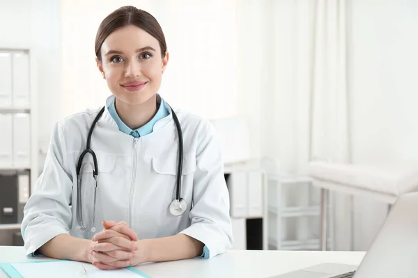 Portrait Young Female Doctor White Coat Workplace — Stock Photo, Image
