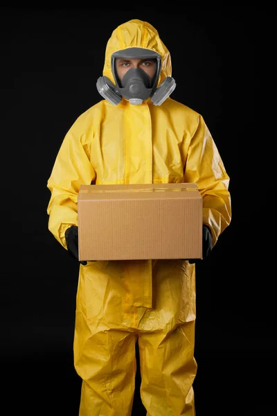 Homem Vestindo Terno Proteção Química Com Caixa Papelão Fundo Preto — Fotografia de Stock