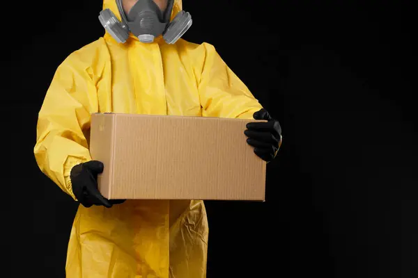 Homem Vestindo Terno Proteção Química Com Caixa Papelão Sobre Fundo — Fotografia de Stock