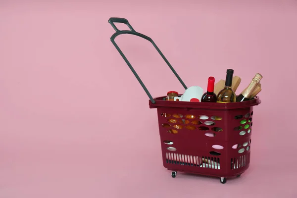 Bevásárlókosár Tele Különböző Termékek Rózsaszín Háttér Szöveg Helye — Stock Fotó