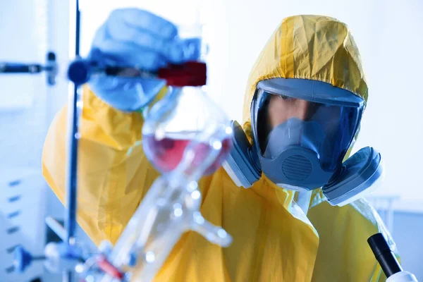 Científico Traje Protección Química Trabajando Laboratorio Investigación Del Virus — Foto de Stock
