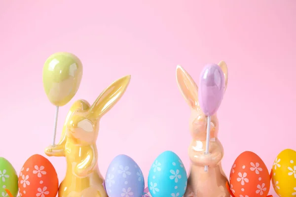 复活节兔子和涂有粉红色背景的彩蛋 — 图库照片