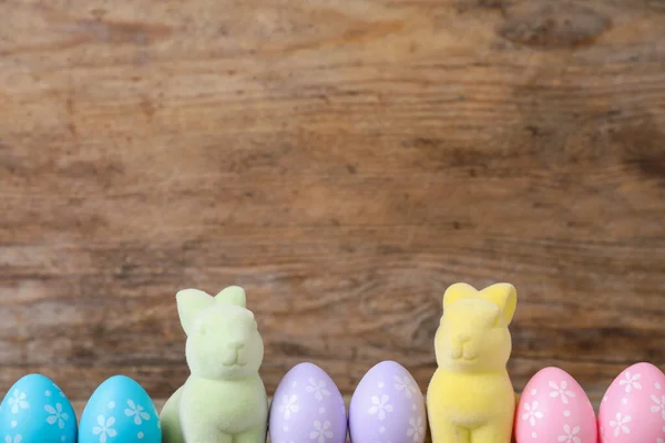复活节兔子和彩绘鸡蛋木制背景 文字空间 — 图库照片