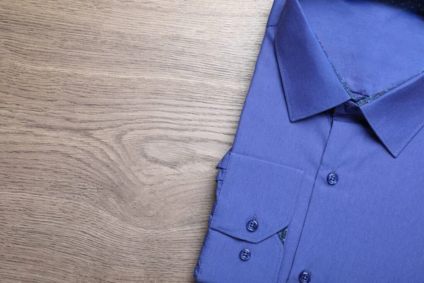 Stijlvol Blauw Shirt Houten Tafel Bovenaanzicht Met Ruimte Voor Tekst — Stockfoto