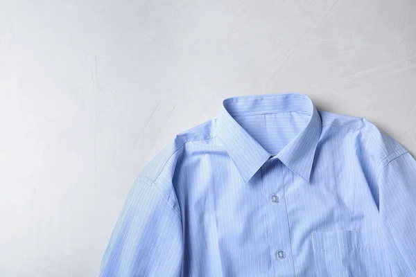 Elegante Camisa Azul Claro Sobre Mesa Ligera Vista Superior Con — Foto de Stock