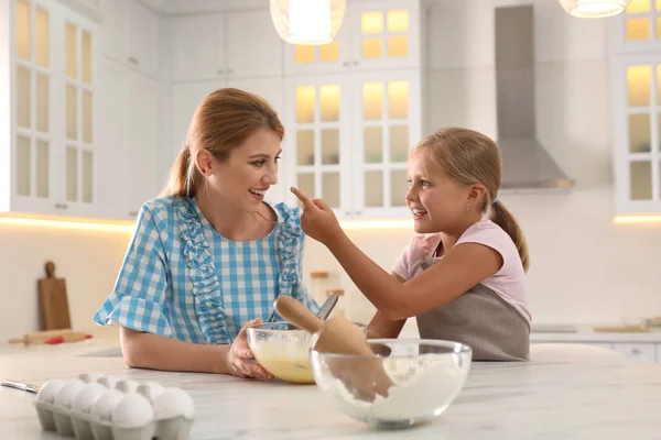 Moeder Dochter Maken Deeg Samen Keuken — Stockfoto