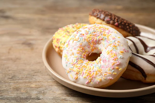 Heerlijke Geglazuurde Donuts Houten Tafel Close — Stockfoto