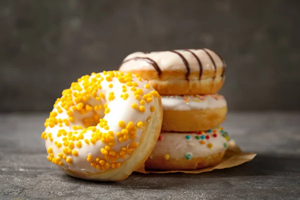 Süße Leckere Glasierte Donuts Auf Grauem Tisch — Stockfoto