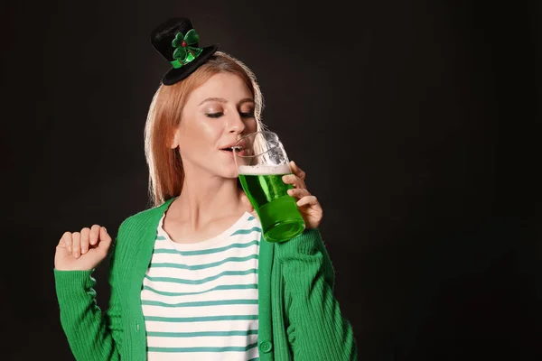 Młoda Kobieta Zielonym Piwem Czarnym Tle Miejsce Tekst Święto Patryka — Zdjęcie stockowe