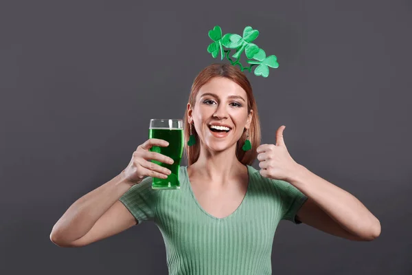 Mujer Joven Con Diadema Trébol Cerveza Verde Sobre Fondo Gris —  Fotos de Stock
