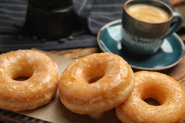 Doce Deliciosos Donuts Envidraçados Mesa Close — Fotografia de Stock