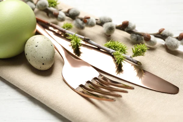 Bestek Bezet Met Mooie Wilgentakken Witte Houten Tafel Close Pasen — Stockfoto