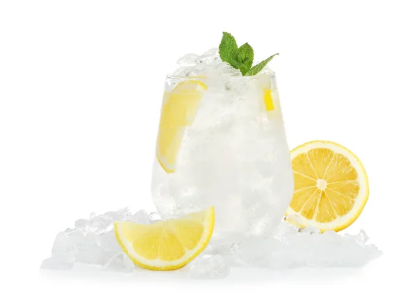 白で隔離された氷のキューブ ミントとレモンと水 — ストック写真