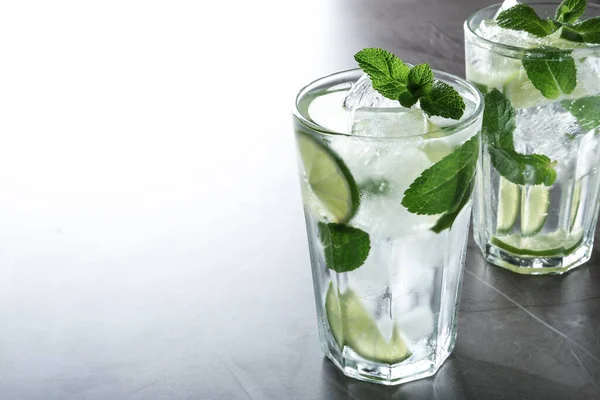 Gustoso Cocktail Mojito Con Cubetti Ghiaccio Sul Tavolo Grigio Chiaro — Foto Stock