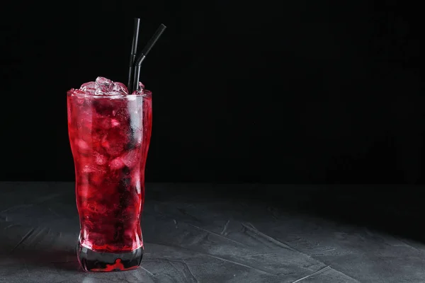 Sabroso Cóctel Con Cubitos Hielo Mesa Gris Espacio Para Texto —  Fotos de Stock