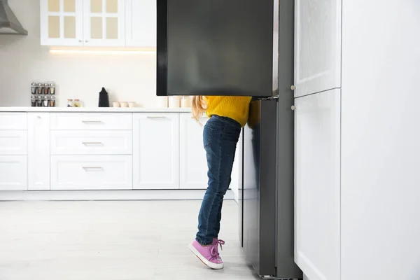 Küçük Kız Mutfaktaki Açık Buzdolabına Bakıyor Metin Için Boşluk — Stok fotoğraf