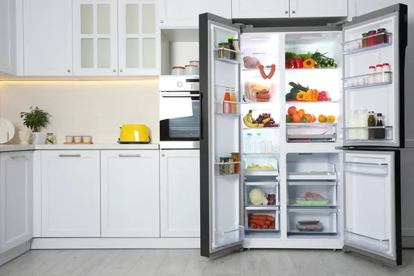 Открытый Холодильник Заполненный Продуктами Кухне — стоковое фото