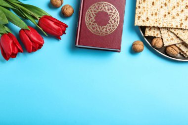 Açık mavi arkaplanda matzolarla düz kompozisyon, metin için boşluk. Hamursuz Bayramı (Pesach) kutlaması