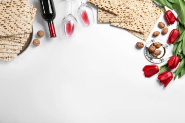 Beyaz arkaplanda matzolarla düz kompozisyon, metin için boşluk. Hamursuz Bayramı (Pesach) kutlaması