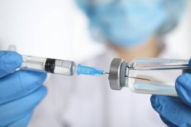 Şırıngayı ilaçla dolduran doktor, yakın çekim. Aşılama ve aşılama