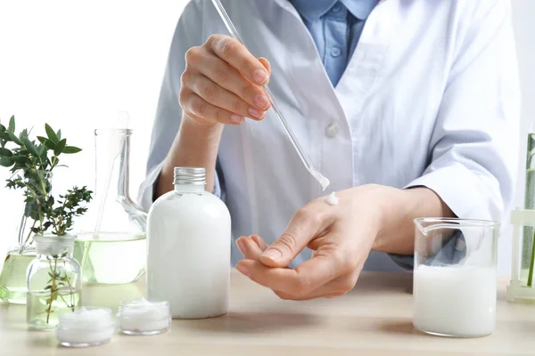 Mujer Aplicando Crema Natural Mano Laboratorio Cosmético Primer Plano —  Fotos de Stock