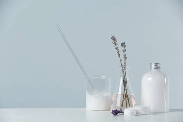 Növényi Kozmetikai Termékek Laboratóriumi Üvegáruk Összetevők Fehér Asztalon Hely Szövegnek — Stock Fotó