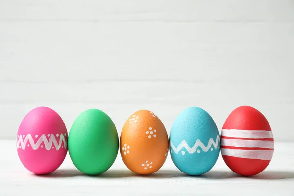 Barevná Velikonoční Vajíčka Bílém Dřevěném Pozadí Mezera Pro Text — Stock fotografie