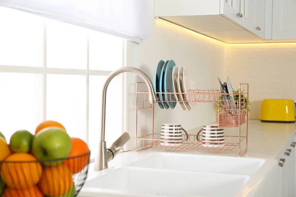 Sauberes Geschirr Auf Dem Wäscheständer Der Modernen Küche — Stockfoto