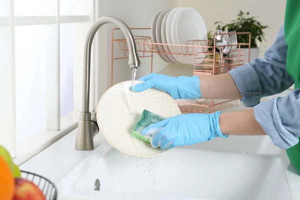 Modern Mutfakta Tabak Yıkayan Kadın Yakın Plan — Stok fotoğraf