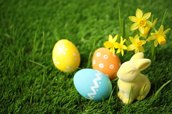 五彩缤纷的复活节彩蛋 野兔和水仙花在绿草中 — 图库照片