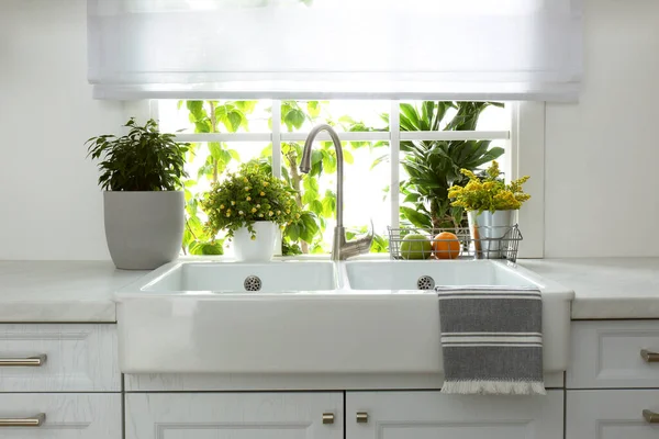 现代厨房靠窗的漂亮的白色水池 — 图库照片