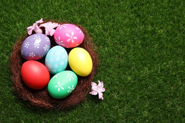 Färgglada Påskägg Dekorativt Med Blommor Grönt Gräs Ovanifrån Plats För — Stockfoto