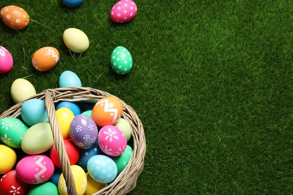 Uova Pasqua Variopinte Cesto Erba Verde Sopra Vista Spazio Testo — Foto Stock