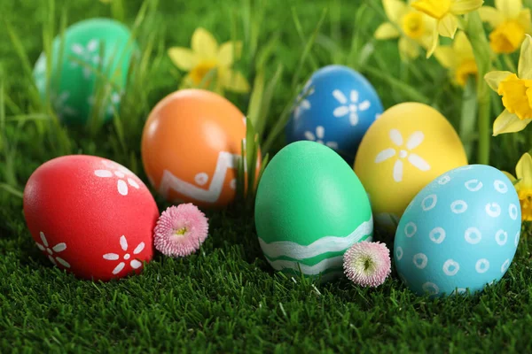 Huevos Pascua Coloridos Flores Hierba Verde Primer Plano —  Fotos de Stock
