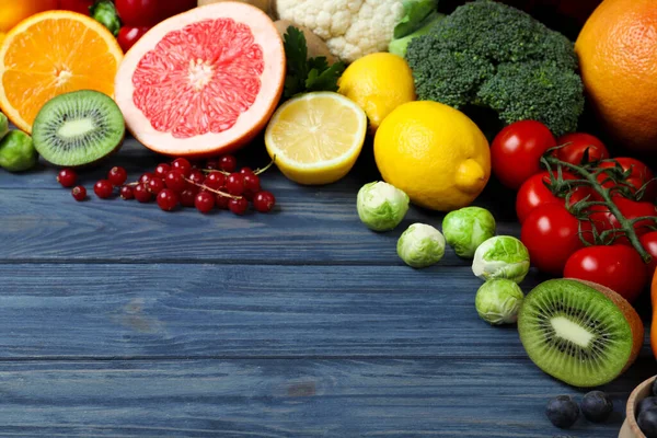 Mavi Ahşap Masada Vitamini Bakımından Zengin Taze Ürünler Metin Için — Stok fotoğraf
