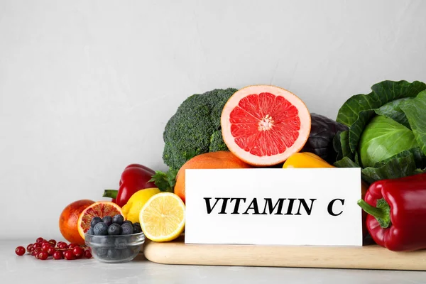 Papiernote Mit Vitamin Und Frischen Produkten Auf Hellem Tisch — Stockfoto