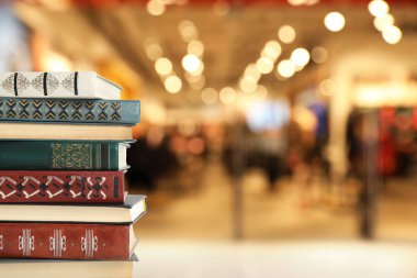 Bulanık arkaplan ve metin için farklı kitapların toplanması