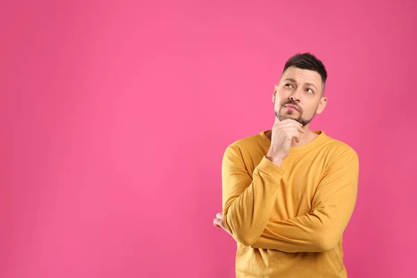 Hombre Emocional Sobre Fondo Rosa Espacio Para Texto — Foto de Stock