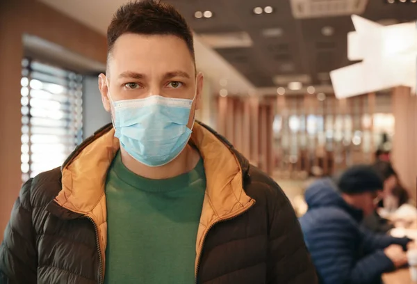 Человек Одноразовой Маске Кафе Защита Вирусов — стоковое фото