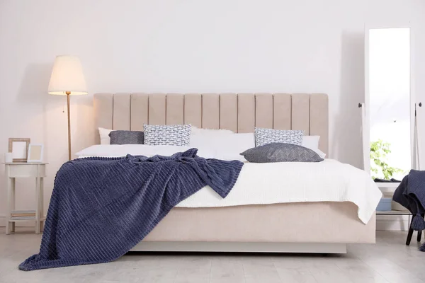 Comfortabel Bed Met Kussens Kamer Stijlvol Interieur — Stockfoto