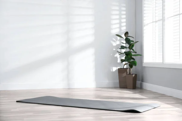 Tappetino Yoga Grigio Srotolato Sul Pavimento Camera — Foto Stock